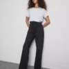 Jeans mit hoher Taille und geradem Bein Jeans mit hoher Taille und geradem Bein