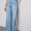 Jeans mit hoher Taille und geradem Bein Jeans mit hoher Taille und geradem Bein