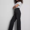 Jeans mit hoher Taille und geradem Bein Jeans mit hoher Taille und geradem Bein