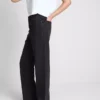 Jeans mit hoher Taille und geradem Bein Jeans mit hoher Taille und geradem Bein