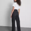 Jeans mit hoher Taille und geradem Bein Jeans mit hoher Taille und geradem Bein