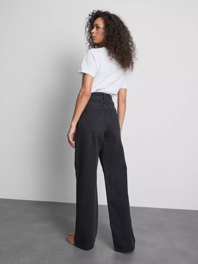 Jeans mit hoher Taille und geradem Bein Jeans mit hoher Taille und geradem Bein