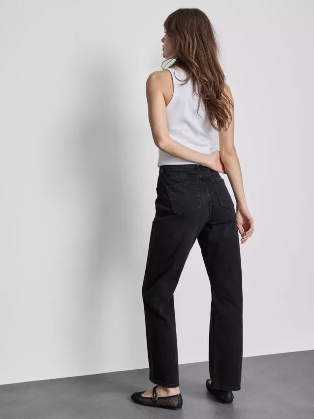 Jeans mit hoher Taille und geradem Bein Jeans mit hoher Taille und geradem Bein