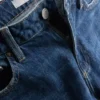 Jeans mit hoher Taille und geradem Bein Jeans mit hoher Taille und geradem Bein