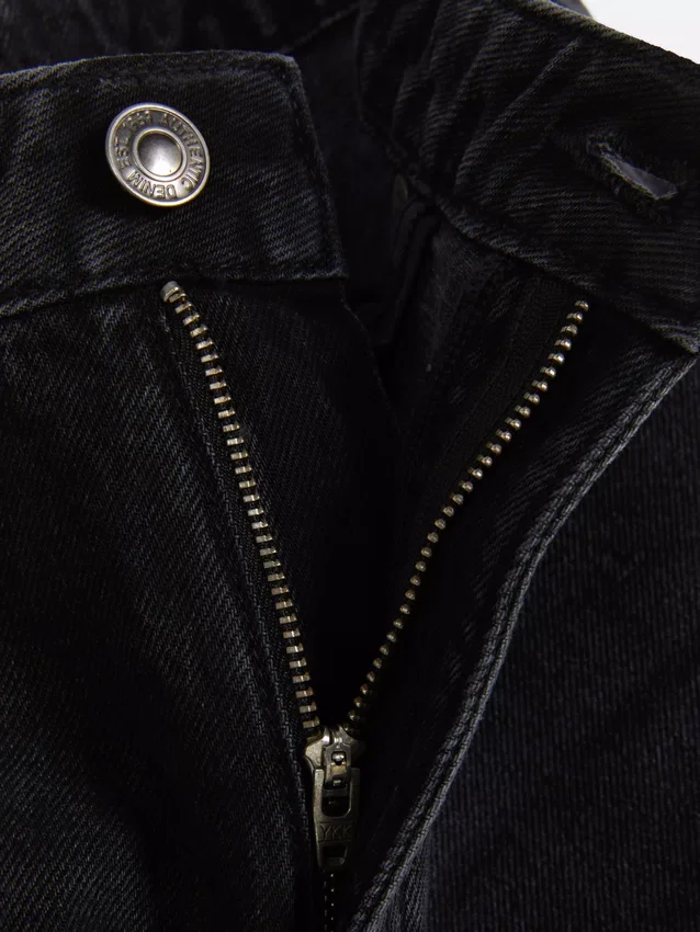 Jeans mit hoher Taille und geradem Bein Jeans mit hoher Taille und geradem Bein