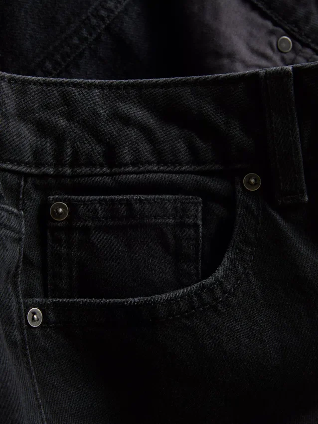 Jeans mit hoher Taille und geradem Bein Jeans mit hoher Taille und geradem Bein