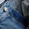 Jeans mit hoher Taille und geradem Bein Jeans mit hoher Taille und geradem Bein