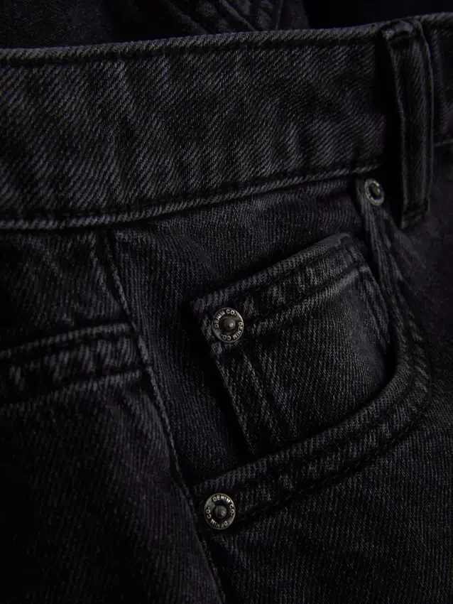 Jeans mit hoher Taille und geradem Bein Jeans mit hoher Taille und geradem Bein