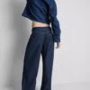 Jeans mit mittlerer Leibhöhe, Gürtel und weitem Bein Jeans mit mittlerer Leibhöhe, Gürtel und weitem Bein