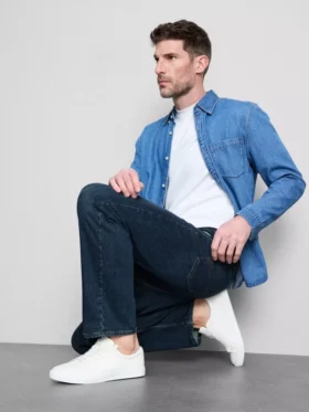 Jeans mit mittlerer Leibhöhe und geradem Bein Jeans mit mittlerer Leibhöhe und geradem Bein