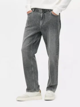 Jeans mit mittlerer Leibhöhe und geradem Bein Jeans mit mittlerer Leibhöhe und geradem Bein