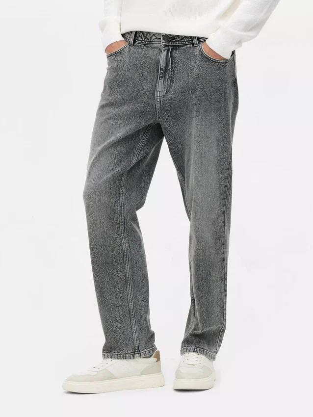 Jeans mit mittlerer Leibhöhe und geradem Bein Jeans mit mittlerer Leibhöhe und geradem Bein