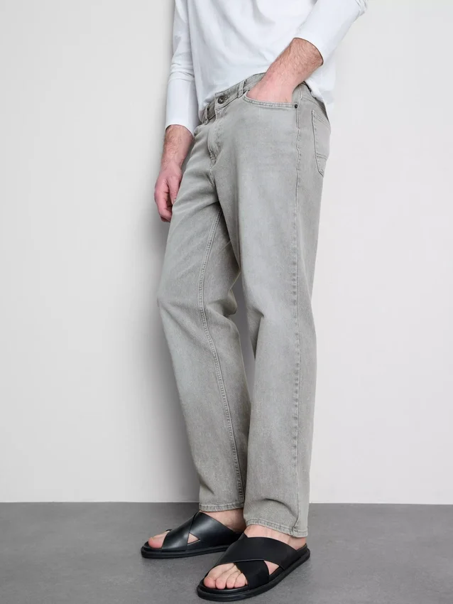 Jeans mit mittlerer Leibhöhe und geradem Bein Jeans mit mittlerer Leibhöhe und geradem Bein