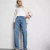 Jeans mit mittlerer Leibhöhe und geradem Bein Jeans mit mittlerer Leibhöhe und geradem Bein