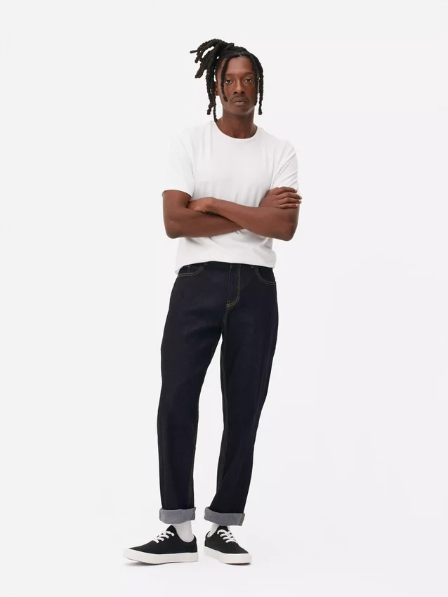 Jeans mit mittlerer Leibhöhe und geradem Bein Jeans mit mittlerer Leibhöhe und geradem Bein