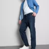 Jeans mit mittlerer Leibhöhe und geradem Bein Jeans mit mittlerer Leibhöhe und geradem Bein