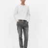 Jeans mit mittlerer Leibhöhe und geradem Bein Jeans mit mittlerer Leibhöhe und geradem Bein