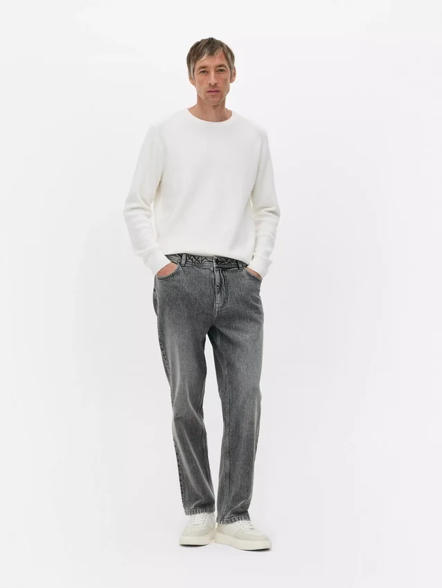Jeans mit mittlerer Leibhöhe und geradem Bein Jeans mit mittlerer Leibhöhe und geradem Bein