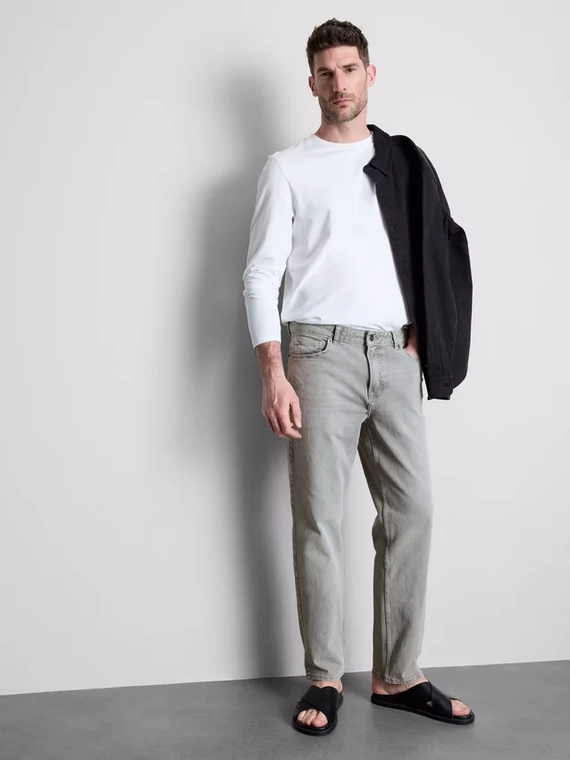 Jeans mit mittlerer Leibhöhe und geradem Bein Jeans mit mittlerer Leibhöhe und geradem Bein