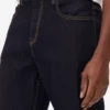 Jeans mit mittlerer Leibhöhe und geradem Bein Jeans mit mittlerer Leibhöhe und geradem Bein