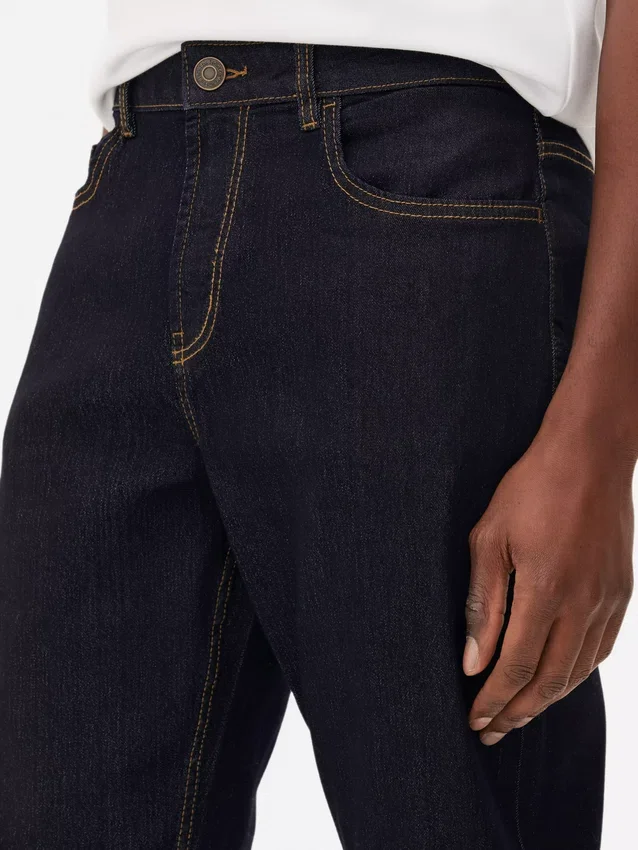 Jeans mit mittlerer Leibhöhe und geradem Bein Jeans mit mittlerer Leibhöhe und geradem Bein