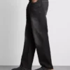 Jeans mit mittlerer Leibhöhe und geradem Bein Jeans mit mittlerer Leibhöhe und geradem Bein