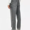 Jeans mit mittlerer Leibhöhe und geradem Bein Jeans mit mittlerer Leibhöhe und geradem Bein