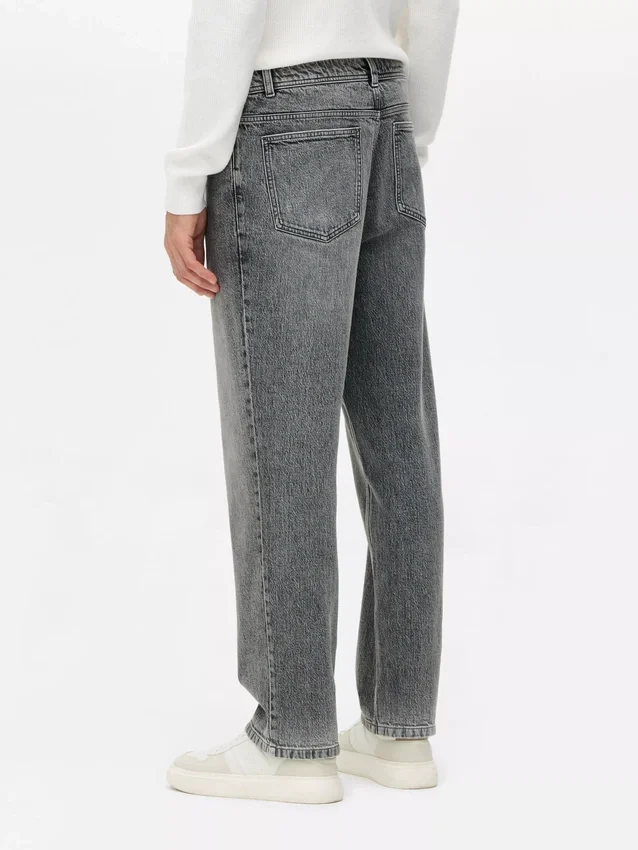 Jeans mit mittlerer Leibhöhe und geradem Bein Jeans mit mittlerer Leibhöhe und geradem Bein