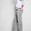 Jeans mit mittlerer Leibhöhe und geradem Bein Jeans mit mittlerer Leibhöhe und geradem Bein