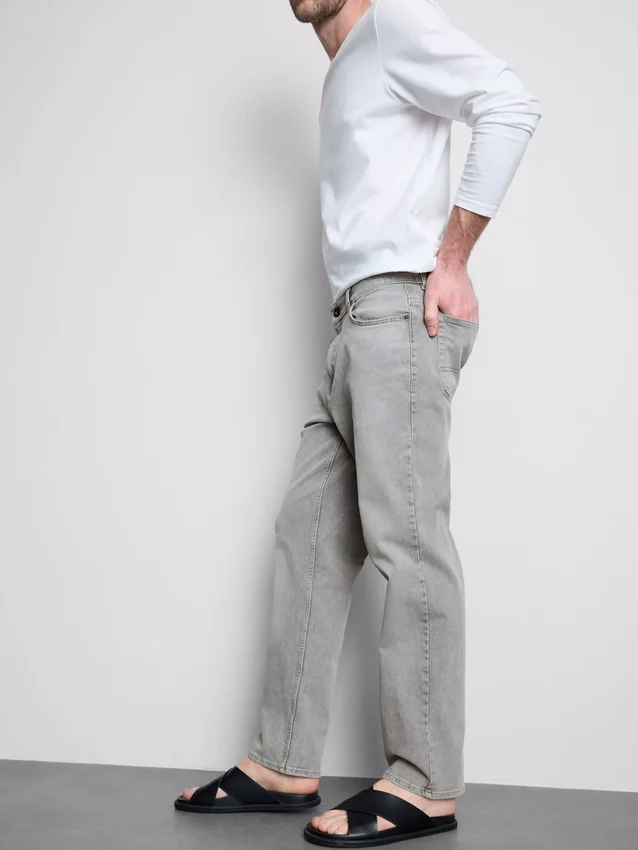 Jeans mit mittlerer Leibhöhe und geradem Bein Jeans mit mittlerer Leibhöhe und geradem Bein