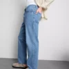 Jeans mit mittlerer Leibhöhe und geradem Bein Jeans mit mittlerer Leibhöhe und geradem Bein