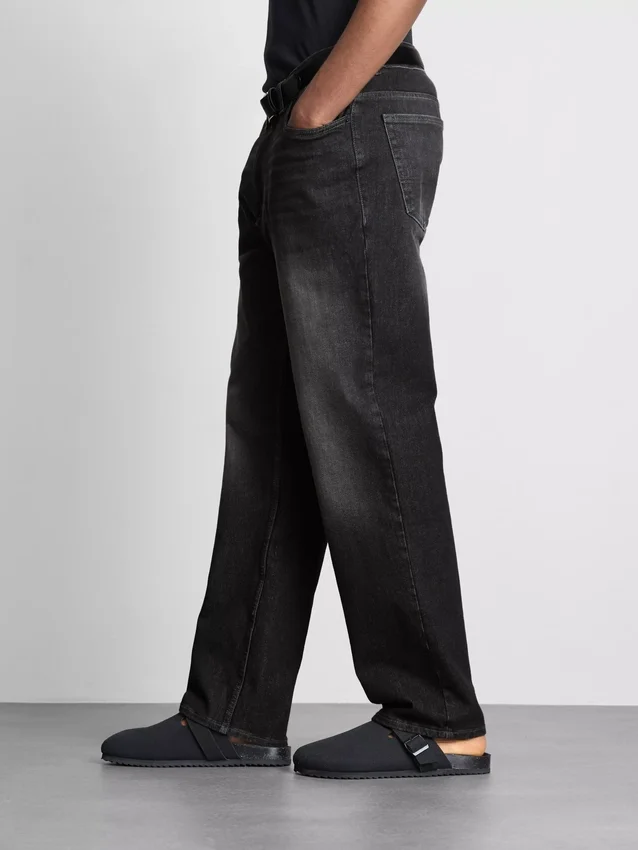 Jeans mit mittlerer Leibhöhe und geradem Bein Jeans mit mittlerer Leibhöhe und geradem Bein