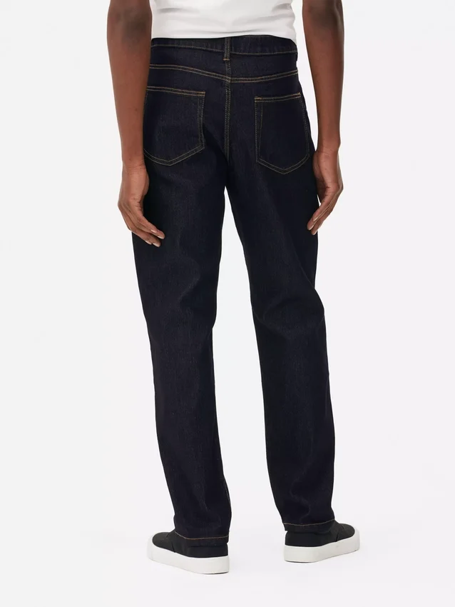 Jeans mit mittlerer Leibhöhe und geradem Bein Jeans mit mittlerer Leibhöhe und geradem Bein