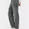 Jeans mit mittlerer Leibhöhe und geradem Bein Jeans mit mittlerer Leibhöhe und geradem Bein