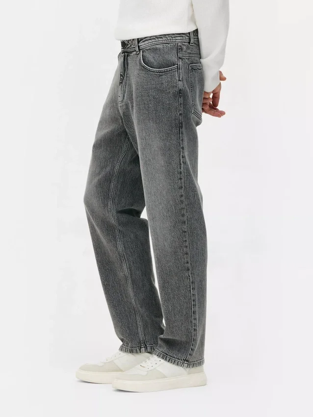 Jeans mit mittlerer Leibhöhe und geradem Bein Jeans mit mittlerer Leibhöhe und geradem Bein