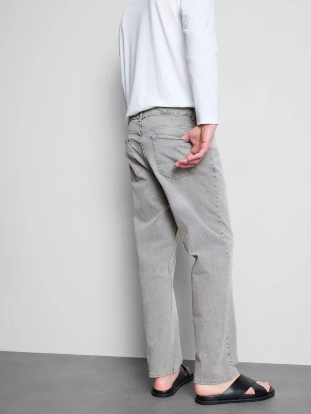 Jeans mit mittlerer Leibhöhe und geradem Bein Jeans mit mittlerer Leibhöhe und geradem Bein