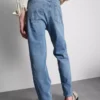Jeans mit mittlerer Leibhöhe und geradem Bein Jeans mit mittlerer Leibhöhe und geradem Bein