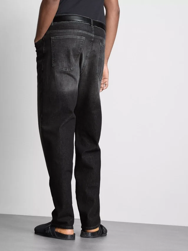 Jeans mit mittlerer Leibhöhe und geradem Bein Jeans mit mittlerer Leibhöhe und geradem Bein