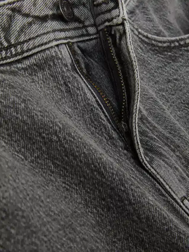 Jeans mit mittlerer Leibhöhe und geradem Bein Jeans mit mittlerer Leibhöhe und geradem Bein
