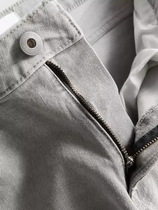 Jeans mit mittlerer Leibhöhe und geradem Bein Jeans mit mittlerer Leibhöhe und geradem Bein