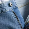 Jeans mit mittlerer Leibhöhe und geradem Bein Jeans mit mittlerer Leibhöhe und geradem Bein