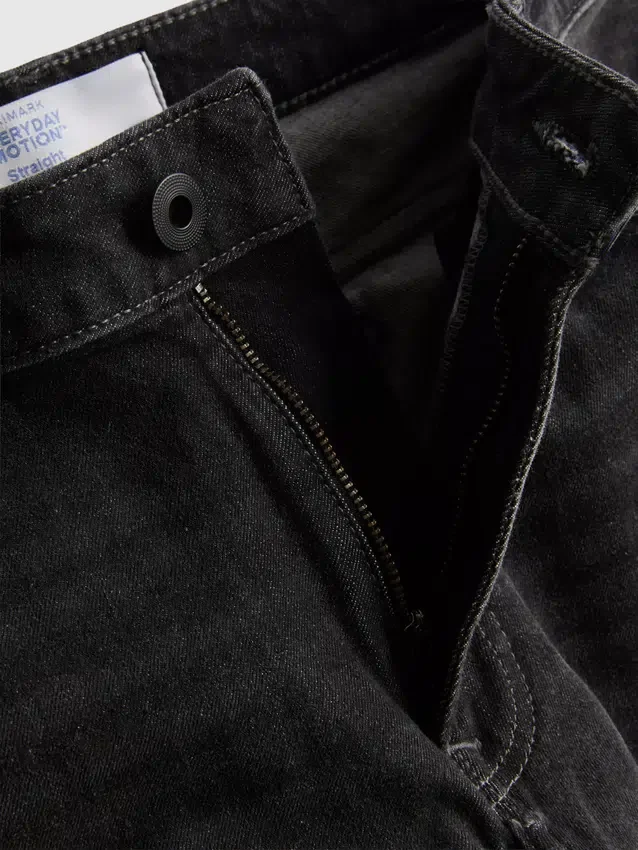 Jeans mit mittlerer Leibhöhe und geradem Bein Jeans mit mittlerer Leibhöhe und geradem Bein