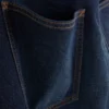 Jeans mit mittlerer Leibhöhe und geradem Bein Jeans mit mittlerer Leibhöhe und geradem Bein