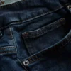 Jeans mit mittlerer Leibhöhe und geradem Bein Jeans mit mittlerer Leibhöhe und geradem Bein