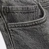 Jeans mit mittlerer Leibhöhe und geradem Bein Jeans mit mittlerer Leibhöhe und geradem Bein