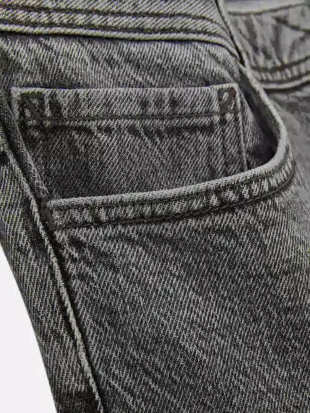 Jeans mit mittlerer Leibhöhe und geradem Bein Jeans mit mittlerer Leibhöhe und geradem Bein