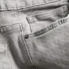 Jeans mit mittlerer Leibhöhe und geradem Bein Jeans mit mittlerer Leibhöhe und geradem Bein