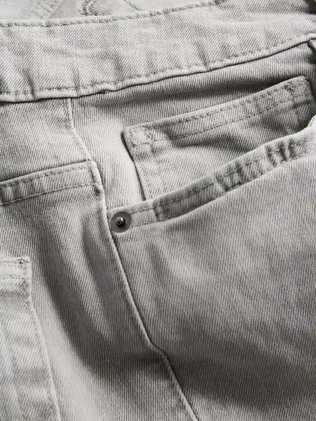 Jeans mit mittlerer Leibhöhe und geradem Bein Jeans mit mittlerer Leibhöhe und geradem Bein