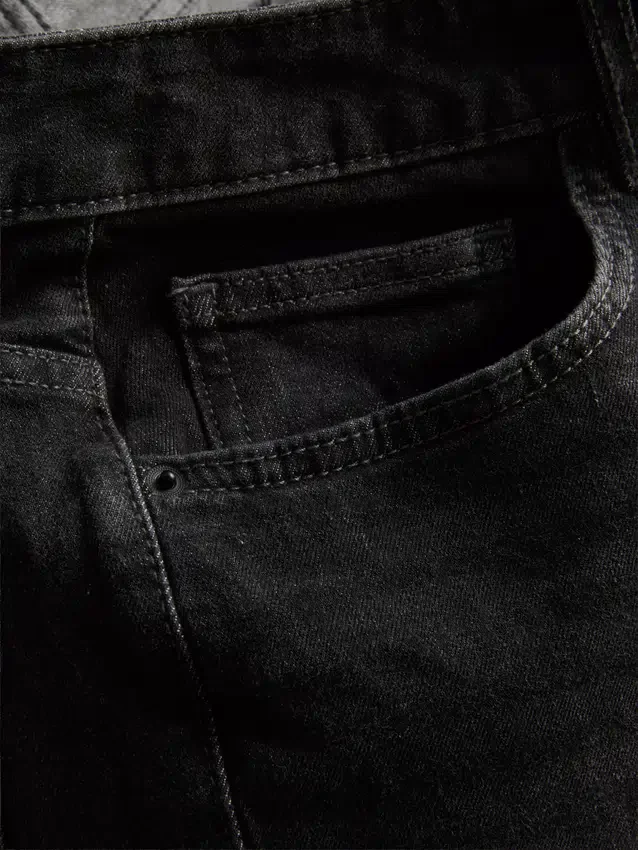 Jeans mit mittlerer Leibhöhe und geradem Bein Jeans mit mittlerer Leibhöhe und geradem Bein