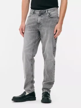 Jeans mit mittlerer Leibhöhe und schmaler Passform Jeans mit mittlerer Leibhöhe und schmaler Passform